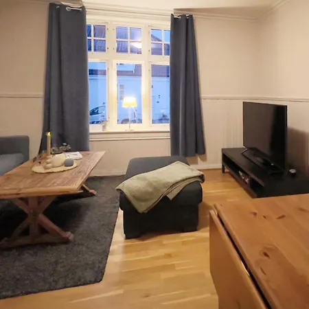Os - Sentrumsnaert Og Fredelig Halden