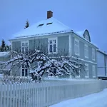 Os - Sentrumsnaert Og Fredelig * هالدن