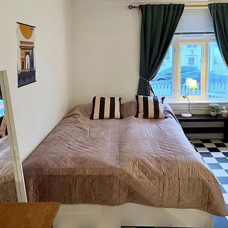 Os - Sentrumsnaert Og Fredelig Halden